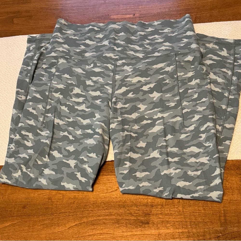 Athleta Camouflage Leggings - Gray and White size medium